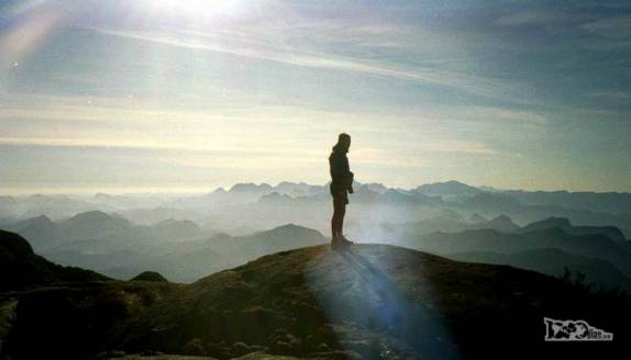 Após dois dias de travessia desde Petrópolis, fim de tarde glorioso no topo da Pedra do Sino, ponto mais alto do Parque Nacional da Serra dos Órgãos, no Rio de Janeiro (foto antiga, do ano 2000)